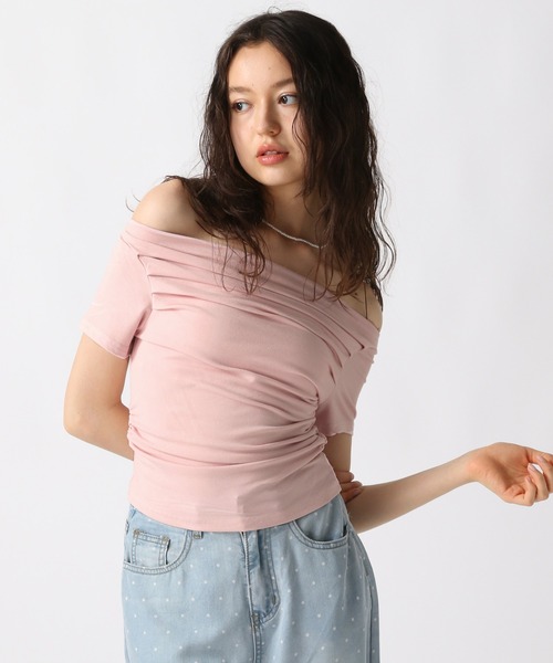 FOREVER 21（フォーエバー トゥエンティーワン）の「【2025SS】華奢見えオフショルドレープＴシャツ（Tシャツ/カットソー・レディース・ブラック/オフホワイト/グレー/ピンク・FREE）」の4枚目の写真