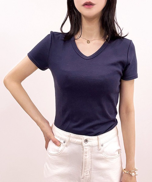 CLOTHY(クロシィ)の「【肌触りなめらかな綿混スムース素材♪】ベーシックVネック半袖Tシャツ(Tシャツ/カットソー・レディース・オフホワイト/ブラック/オリーブ/グレー/ピンク/イエロー/チャコールグレー/ダークグリーン/グレイッシュベージュ/ローズ/ブラウン/パープル/ネイビー・MEDIUM/LARGE/X-LARGE/SMALL/XX-LARGE)」の1枚目の写真