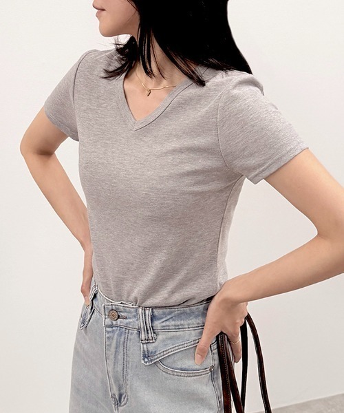 CLOTHY(クロシィ)の「【肌触りなめらかな綿混スムース素材♪】ベーシックVネック半袖Tシャツ(Tシャツ/カットソー・レディース・オフホワイト/ブラック/オリーブ/グレー/ピンク/イエロー/チャコールグレー/ダークグリーン/グレイッシュベージュ/ローズ/ブラウン/パープル/ネイビー・MEDIUM/LARGE/X-LARGE/SMALL/XX-LARGE)」の5枚目の写真