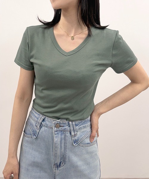 CLOTHY(クロシィ)の「【肌触りなめらかな綿混スムース素材♪】ベーシックVネック半袖Tシャツ(Tシャツ/カットソー・レディース・オフホワイト/ブラック/オリーブ/グレー/ピンク/イエロー/チャコールグレー/ダークグリーン/グレイッシュベージュ/ローズ/ブラウン/パープル/ネイビー・MEDIUM/LARGE/X-LARGE/SMALL/XX-LARGE)」の9枚目の写真