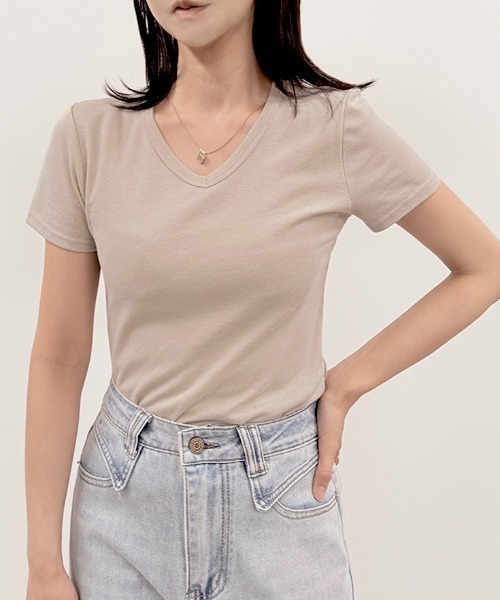 CLOTHY(クロシィ)の「【肌触りなめらかな綿混スムース素材♪】ベーシックVネック半袖Tシャツ(Tシャツ/カットソー・レディース・オフホワイト/ブラック/オリーブ/グレー/ピンク/イエロー/チャコールグレー/ダークグリーン/グレイッシュベージュ/ローズ/ブラウン/パープル/ネイビー・MEDIUM/LARGE/X-LARGE/SMALL/XX-LARGE)」の7枚目の写真