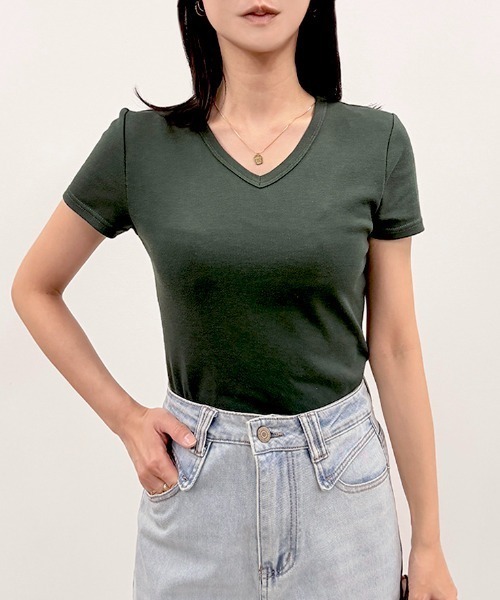 CLOTHY(クロシィ)の「【肌触りなめらかな綿混スムース素材♪】ベーシックVネック半袖Tシャツ(Tシャツ/カットソー・レディース・オフホワイト/ブラック/オリーブ/グレー/ピンク/イエロー/チャコールグレー/ダークグリーン/グレイッシュベージュ/ローズ/ブラウン/パープル/ネイビー・MEDIUM/LARGE/X-LARGE/SMALL/XX-LARGE)」の8枚目の写真