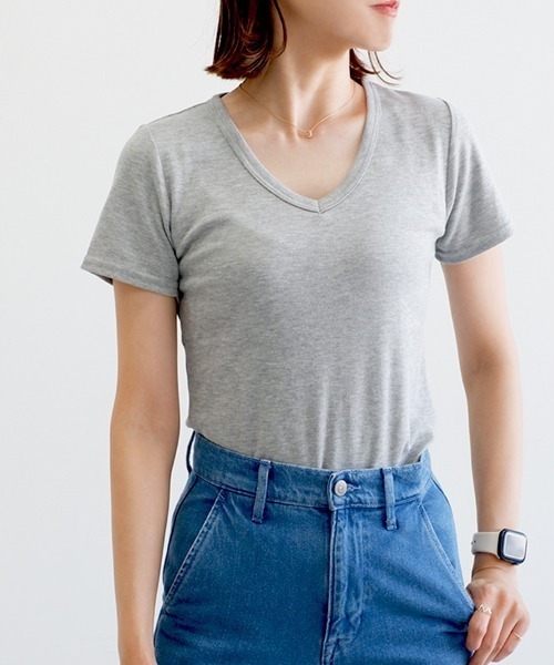 CLOTHY(クロシィ)の「【肌触りなめらかな綿混スムース素材♪】ベーシックVネック半袖Tシャツ(Tシャツ/カットソー・レディース・オフホワイト/ブラック/オリーブ/グレー/ピンク/イエロー/チャコールグレー/ダークグリーン/グレイッシュベージュ/ローズ/ブラウン/パープル/ネイビー・MEDIUM/LARGE/X-LARGE/SMALL/XX-LARGE)」の19枚目の写真