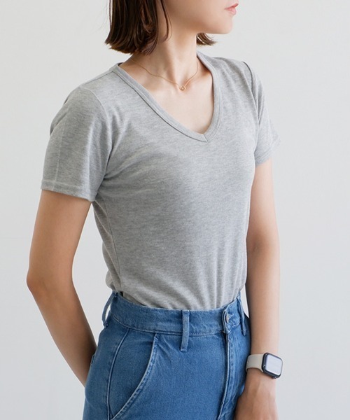 CLOTHY(クロシィ)の「【肌触りなめらかな綿混スムース素材♪】ベーシックVネック半袖Tシャツ(Tシャツ/カットソー・レディース・オフホワイト/ブラック/オリーブ/グレー/ピンク/イエロー/チャコールグレー/ダークグリーン/グレイッシュベージュ/ローズ/ブラウン/パープル/ネイビー・MEDIUM/LARGE/X-LARGE/SMALL/XX-LARGE)」の20枚目の写真
