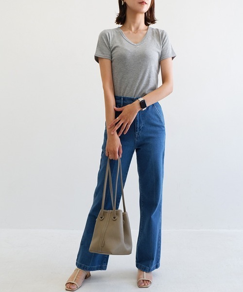 CLOTHY(クロシィ)の「【肌触りなめらかな綿混スムース素材♪】ベーシックVネック半袖Tシャツ(Tシャツ/カットソー・レディース・オフホワイト/ブラック/オリーブ/グレー/ピンク/イエロー/チャコールグレー/ダークグリーン/グレイッシュベージュ/ローズ/ブラウン/パープル/ネイビー・MEDIUM/LARGE/X-LARGE/SMALL/XX-LARGE)」の21枚目の写真