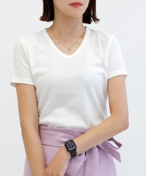 CLOTHY(クロシィ)の「【肌触りなめらかな綿混スムース素材♪】ベーシックVネック半袖Tシャツ(Tシャツ/カットソー・レディース・オフホワイト/ブラック/オリーブ/グレー/ピンク/イエロー/チャコールグレー/ダークグリーン/グレイッシュベージュ/ローズ/ブラウン/パープル/ネイビー・MEDIUM/LARGE/X-LARGE/SMALL/XX-LARGE)」の14枚目の写真