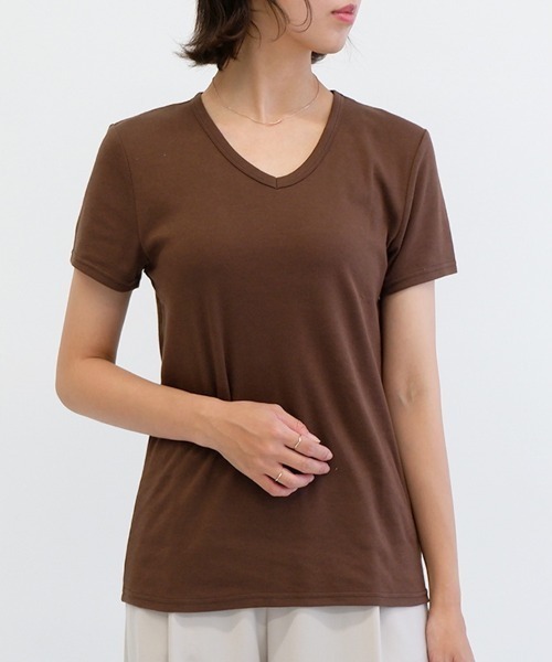 CLOTHY(クロシィ)の「【肌触りなめらかな綿混スムース素材♪】ベーシックVネック半袖Tシャツ(Tシャツ/カットソー・レディース・オフホワイト/ブラック/オリーブ/グレー/ピンク/イエロー/チャコールグレー/ダークグリーン/グレイッシュベージュ/ローズ/ブラウン/パープル/ネイビー・MEDIUM/LARGE/X-LARGE/SMALL/XX-LARGE)」の22枚目の写真