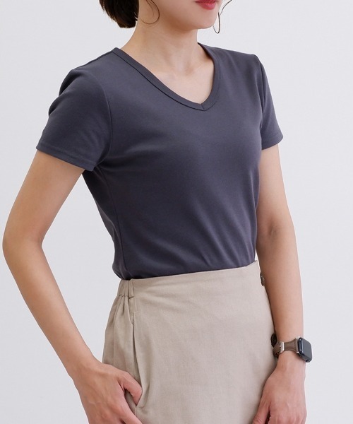 CLOTHY(クロシィ)の「【肌触りなめらかな綿混スムース素材♪】ベーシックVネック半袖Tシャツ(Tシャツ/カットソー・レディース・オフホワイト/ブラック/オリーブ/グレー/ピンク/イエロー/チャコールグレー/ダークグリーン/グレイッシュベージュ/ローズ/ブラウン/パープル/ネイビー・MEDIUM/LARGE/X-LARGE/SMALL/XX-LARGE)」の16枚目の写真