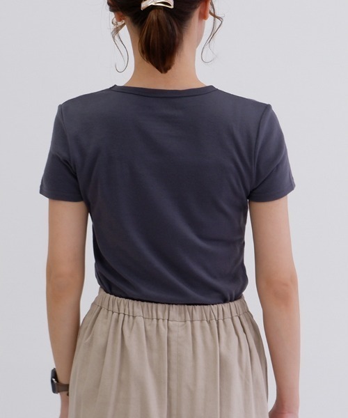 CLOTHY(クロシィ)の「【肌触りなめらかな綿混スムース素材♪】ベーシックVネック半袖Tシャツ(Tシャツ/カットソー・レディース・オフホワイト/ブラック/オリーブ/グレー/ピンク/イエロー/チャコールグレー/ダークグリーン/グレイッシュベージュ/ローズ/ブラウン/パープル/ネイビー・MEDIUM/LARGE/X-LARGE/SMALL/XX-LARGE)」の17枚目の写真