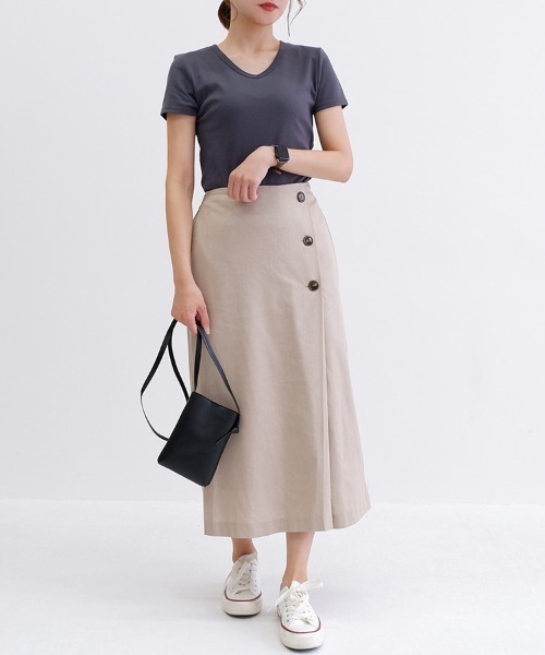 CLOTHY(クロシィ)の「【肌触りなめらかな綿混スムース素材♪】ベーシックVネック半袖Tシャツ(Tシャツ/カットソー・レディース・オフホワイト/ブラック/オリーブ/グレー/ピンク/イエロー/チャコールグレー/ダークグリーン/グレイッシュベージュ/ローズ/ブラウン/パープル/ネイビー・MEDIUM/LARGE/X-LARGE/SMALL/XX-LARGE)」の18枚目の写真