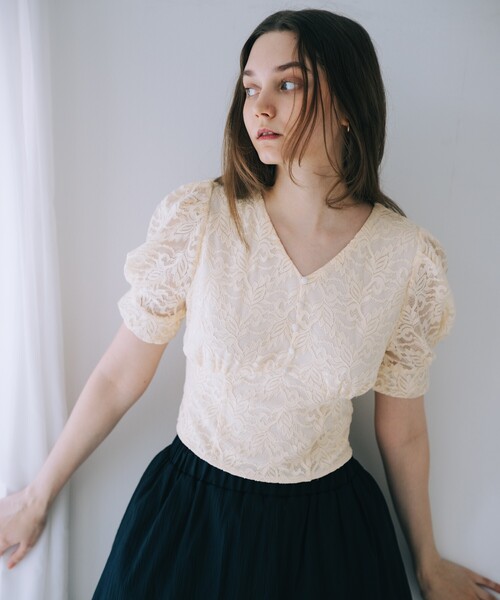 SELFIST(セルフィスト)の「バックリボンレースブラウス Vネック 夏服 フェミニン きれいめ(シャツ/ブラウス・レディース・ブラック/アイボリー・フリー)」の22枚目の写真