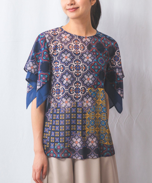 NARACAMICIE(ナラカミーチェ)の「【NARACAMICIE】タイル柄シフォン半袖スカーフスリーブブラウス(シャツ/ブラウス・レディース・ネイビー・M/XL)」の1枚目の写真