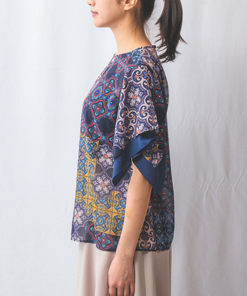 NARACAMICIE(ナラカミーチェ)の「【NARACAMICIE】タイル柄シフォン半袖スカーフスリーブブラウス(シャツ/ブラウス・レディース・ネイビー・M/XL)」の3枚目の写真