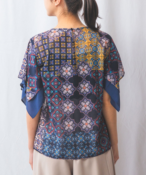 NARACAMICIE(ナラカミーチェ)の「【NARACAMICIE】タイル柄シフォン半袖スカーフスリーブブラウス(シャツ/ブラウス・レディース・ネイビー・M/XL)」の4枚目の写真