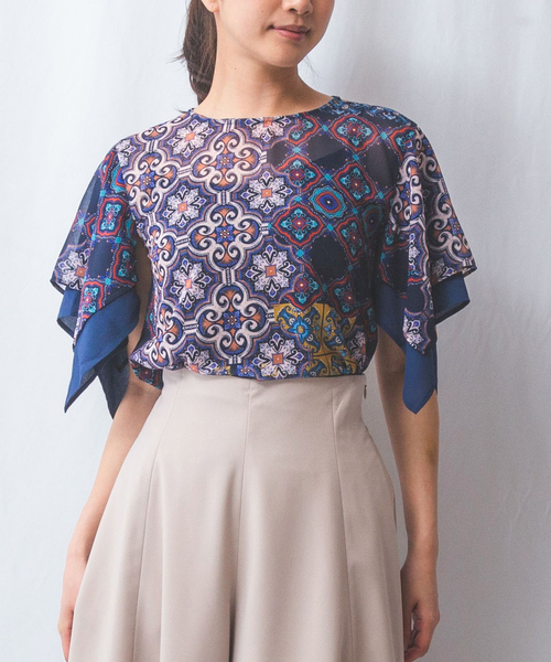 NARACAMICIE(ナラカミーチェ)の「【NARACAMICIE】タイル柄シフォン半袖スカーフスリーブブラウス(シャツ/ブラウス・レディース・ネイビー・M/XL)」の5枚目の写真