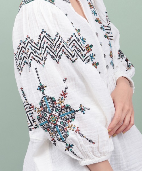 チチカカ（チチカカ）の「Rico フェズ刺繍モチーフブラウス（シャツ/ブラウス・レディース・ブラック/ブルーグリーン/ホワイト・FREE）」の4枚目の写真
