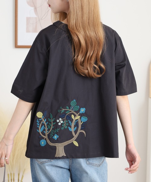 Emago(イマゴ)の「EMAGO 2WAY木とトリ刺繍シャツ(シャツ/ブラウス・レディース・ネイビー/チャコールグレー/ホワイト・FREE)」の3枚目の写真