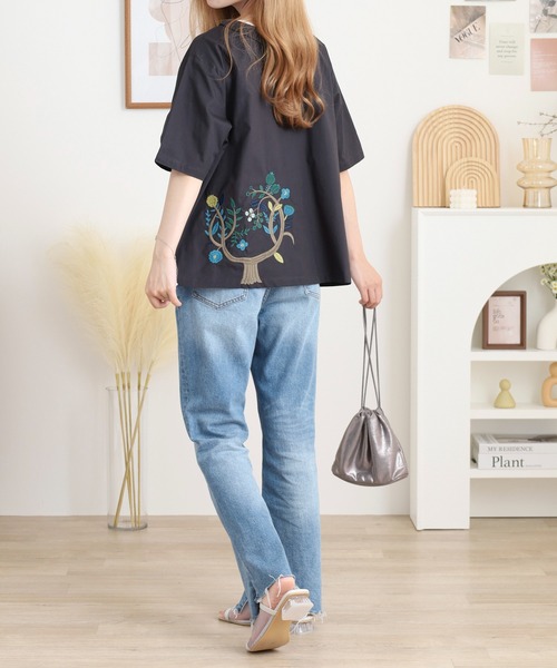Emago(イマゴ)の「EMAGO 2WAY木とトリ刺繍シャツ(シャツ/ブラウス・レディース・ネイビー/チャコールグレー/ホワイト・FREE)」の6枚目の写真