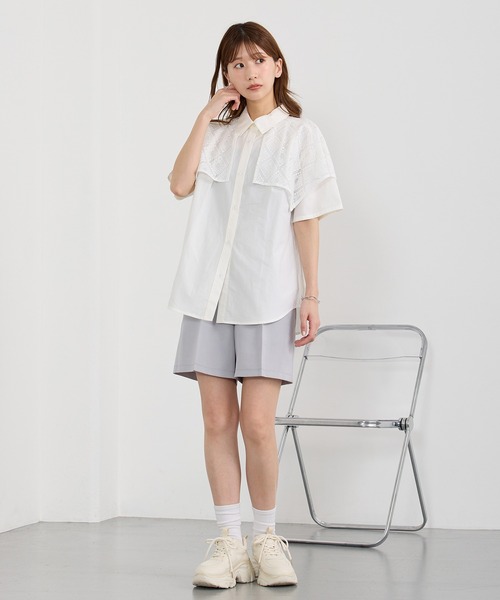 NICOLE CLUB(ニコル クラブ)の「ハンカチヘムケープブラウス(シャツ/ブラウス・レディース・オフホワイト/ブラック/サックスブルー・MEDIUM)」の4枚目の写真