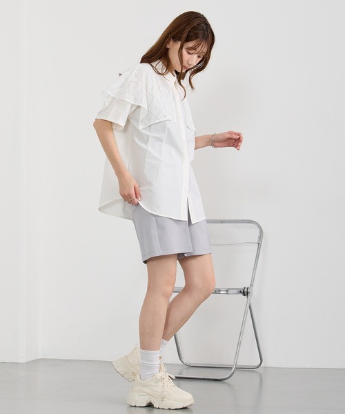 NICOLE CLUB(ニコル クラブ)の「ハンカチヘムケープブラウス(シャツ/ブラウス・レディース・オフホワイト/ブラック/サックスブルー・MEDIUM)」の5枚目の写真