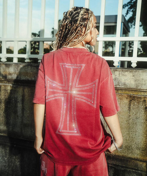 UNKNOWN LONDON(アンノウン・ロンドン)の「UNKNOWNLONDON/アンノウンロンドン/OUTLINE CROSS RHINESTONE T(Tシャツ/カットソー・メンズ・ブラック/レッド/ベージュ・L/XL/M)」の3枚目の写真