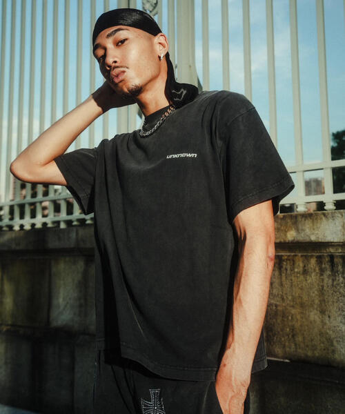 UNKNOWN LONDON(アンノウン・ロンドン)の「UNKNOWNLONDON/アンノウンロンドン/OUTLINE CROSS RHINESTONE T(Tシャツ/カットソー・メンズ・ブラック/レッド/ベージュ・L/XL/M)」の4枚目の写真