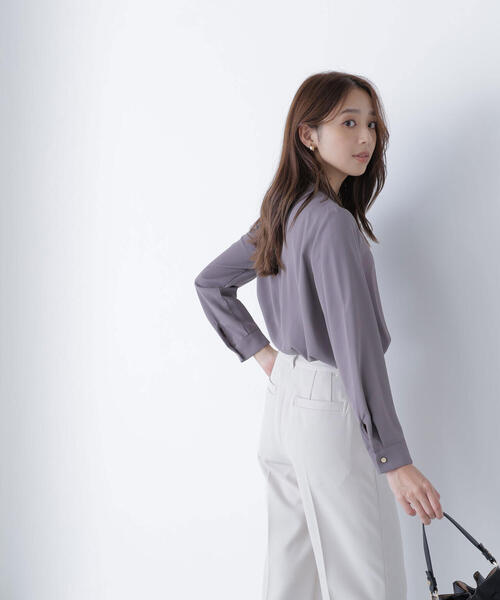 NATURAL BEAUTY BASIC（ナチュラルビューティーベーシック）の「◇フロントタックブラウス（シャツ/ブラウス・レディース・ベージュ/チャコールグレー/オフホワイト/ライトグリーン・MEDIUM/SMALL）」の11枚目の写真