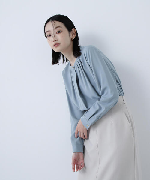 NATURAL BEAUTY BASIC（ナチュラルビューティーベーシック）の「◇フロントタックブラウス（シャツ/ブラウス・レディース・ベージュ/チャコールグレー/オフホワイト/ライトグリーン・MEDIUM/SMALL）」の4枚目の写真