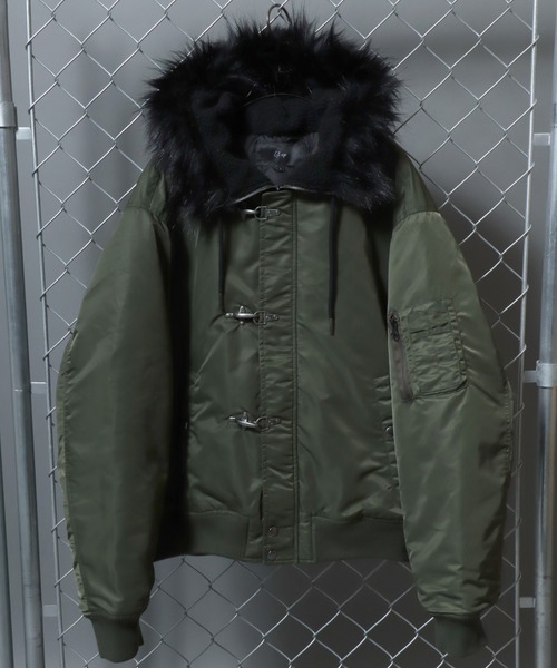 ANPAS（アンパス）の「ANPAS Nylon Twill N-2B Fireman Buckle Jacket/別注 ナイロンツイル N-2B ファイヤーマンバックル ジャケット ミリタリーブルゾン フェイクファーフーデッドブルゾン アウター メンズ レディース（ブルゾン・メンズ・ブラック/オリーブ・M/L/LL）」の2枚目の写真