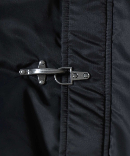 ANPAS（アンパス）の「ANPAS Nylon Twill N-2B Fireman Buckle Jacket/別注 ナイロンツイル N-2B ファイヤーマンバックル ジャケット ミリタリーブルゾン フェイクファーフーデッドブルゾン アウター メンズ レディース（ブルゾン・メンズ・ブラック/オリーブ・M/L/LL）」の6枚目の写真