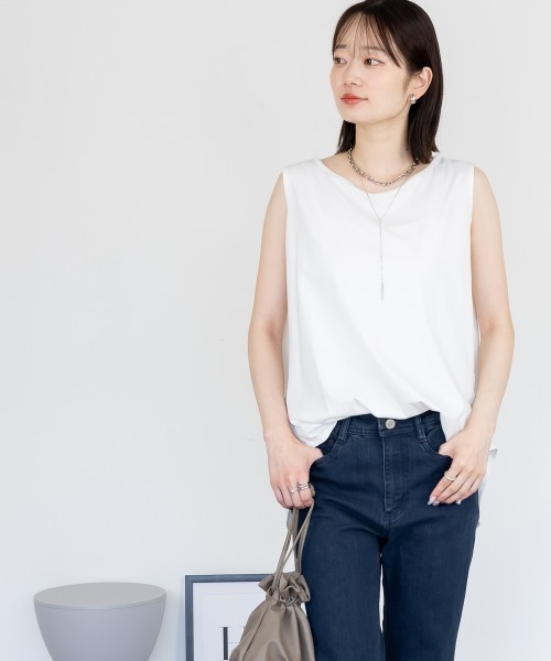 aity(アイティ)の「脇タックノースリーブトップス きれいめ コットン 大きいサイズ(Tシャツ/カットソー・レディース・ホワイト/ブラック/グレイッシュベージュ・M~L/LL~3L/4L~5L)」の1枚目の写真