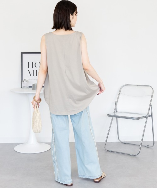 aity(アイティ)の「脇タックノースリーブトップス きれいめ コットン 大きいサイズ(Tシャツ/カットソー・レディース・ホワイト/ブラック/グレイッシュベージュ・M~L/LL~3L/4L~5L)」の8枚目の写真