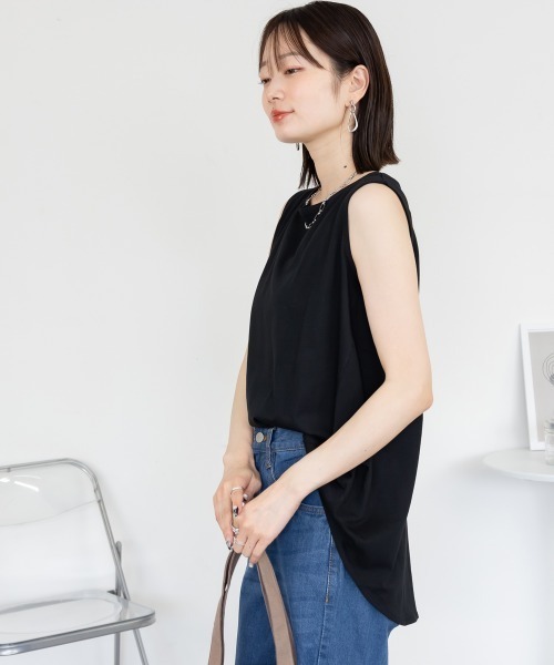 aity(アイティ)の「脇タックノースリーブトップス きれいめ コットン 大きいサイズ(Tシャツ/カットソー・レディース・ホワイト/ブラック/グレイッシュベージュ・M~L/LL~3L/4L~5L)」の11枚目の写真
