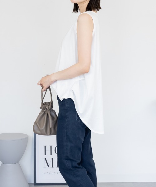 aity(アイティ)の「脇タックノースリーブトップス きれいめ コットン 大きいサイズ(Tシャツ/カットソー・レディース・ホワイト/ブラック/グレイッシュベージュ・M~L/LL~3L/4L~5L)」の16枚目の写真