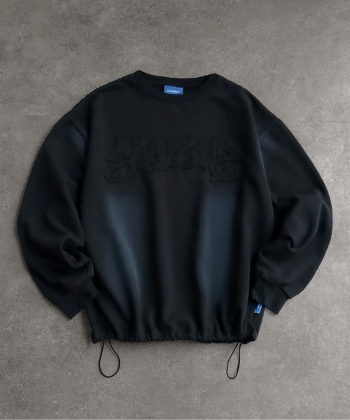 SEQUENZ(シークエンズ)の「【SEQUENZ/シークエンズ】vintage finishing logo sweatshirt/別注 ヴィンテージライクフェード加工 クルーネックスウェット(スウェット・メンズ・ダークブラウン/ブラック/ピンク/ダークネイビー・L/M/S)」の1枚目の写真