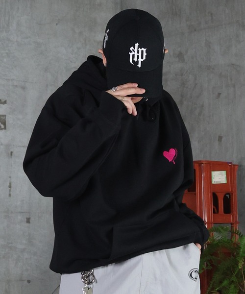 ILL'S(イルズ)の「裏起毛 ハート ワンポイント刺繍 パーカー フーディー メンズ レディース ユニセックス(パーカー・メンズ・レッド/ブラック/ホワイト・L/M)」の8枚目の写真