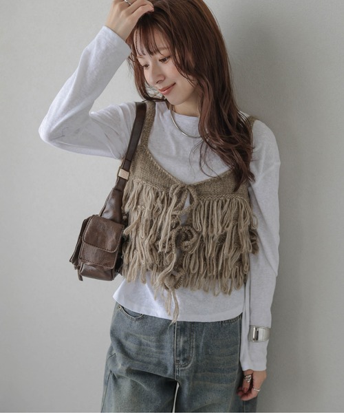 AMELY(エミリー)の「ループフリンジニットビスチェ(キャミソール・レディース・モカ/ブラック/アイボリー/グレー・フリー)」の4枚目の写真