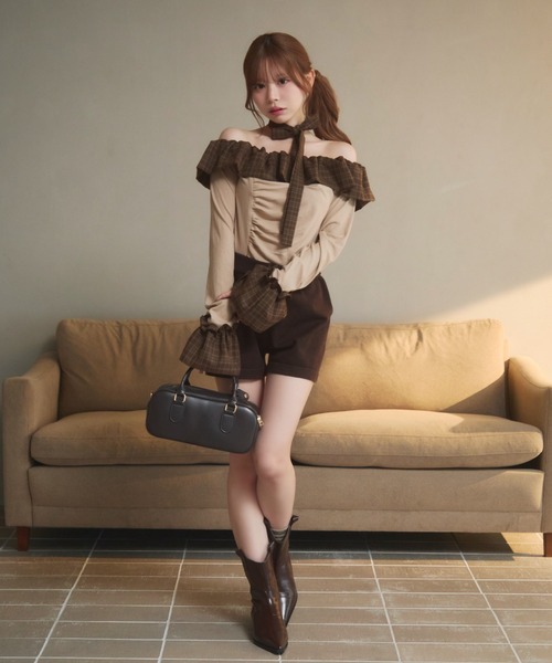 TITTY&CO.（ティティーアンドコー）の「チェックフリルオフショルダートップス（Tシャツ/カットソー・レディース・ベージュ/アイボリー/ブラック/グレー・FREE）」の21枚目の写真