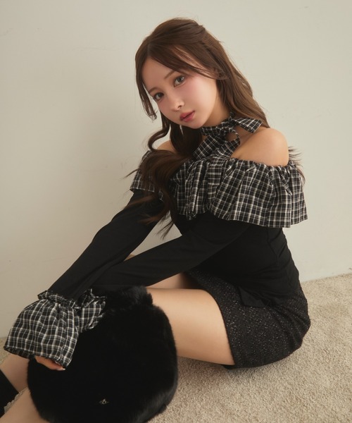 TITTY&CO.（ティティーアンドコー）の「チェックフリルオフショルダートップス（Tシャツ/カットソー・レディース・ベージュ/アイボリー/ブラック/グレー・FREE）」の7枚目の写真