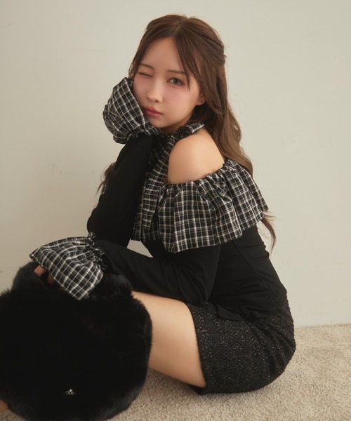 TITTY&CO.（ティティーアンドコー）の「チェックフリルオフショルダートップス（Tシャツ/カットソー・レディース・ベージュ/アイボリー/ブラック/グレー・FREE）」の10枚目の写真