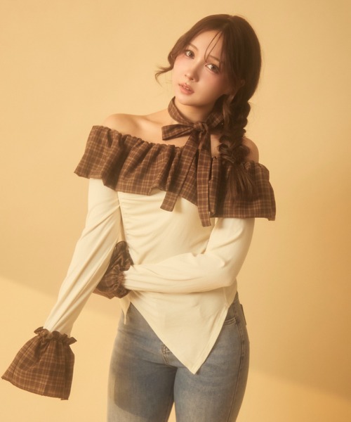 TITTY&CO.（ティティーアンドコー）の「チェックフリルオフショルダートップス（Tシャツ/カットソー・レディース・ベージュ/アイボリー/ブラック/グレー・FREE）」の11枚目の写真