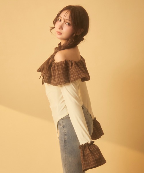 TITTY&CO.（ティティーアンドコー）の「チェックフリルオフショルダートップス（Tシャツ/カットソー・レディース・ベージュ/アイボリー/ブラック/グレー・FREE）」の13枚目の写真