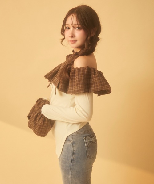 TITTY&CO.（ティティーアンドコー）の「チェックフリルオフショルダートップス（Tシャツ/カットソー・レディース・ベージュ/アイボリー/ブラック/グレー・FREE）」の16枚目の写真