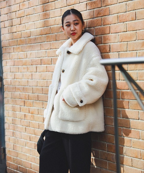 Ray BEAMS（レイビームス）の「ボア ビッグ ポケット ハーフ コート（その他アウター・レディース・ダークブラウン/オフホワイト・0/1）」の2枚目の写真