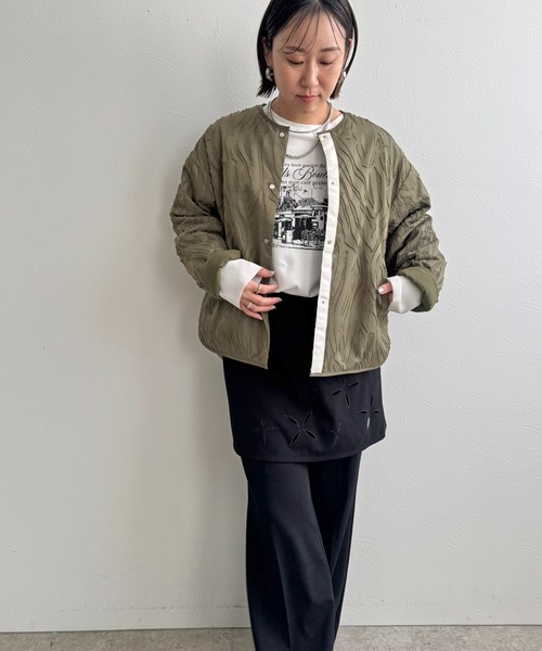 LHELBIE(レルビエ)の「ライトパファージャケット(ノーカラージャケット・レディース・カーキ/ブラック/オフホワイト・M)」の17枚目の写真