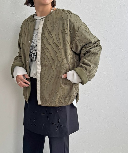 LHELBIE(レルビエ)の「ライトパファージャケット(ノーカラージャケット・レディース・カーキ/ブラック/オフホワイト・M)」の19枚目の写真