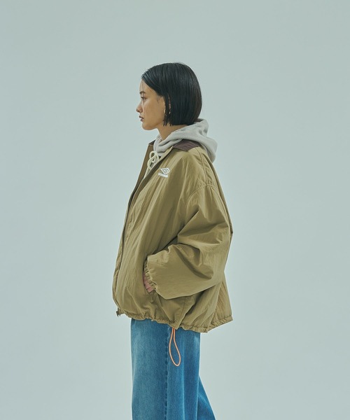 UMBRO(アンブロ)の「(UMBRO × ROSE BUD)NYLON PUFFER JACKET(その他アウター・レディース・ベージュ/バーガンディー・ONE SIZE)」の3枚目の写真