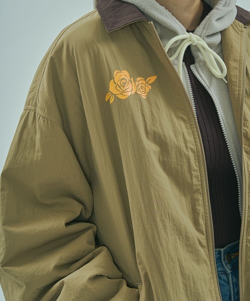 UMBRO(アンブロ)の「(UMBRO × ROSE BUD)NYLON PUFFER JACKET(その他アウター・レディース・ベージュ/バーガンディー・ONE SIZE)」の9枚目の写真