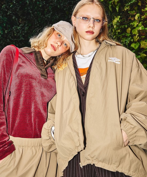 UMBRO(アンブロ)の「(UMBRO × ROSE BUD)NYLON PUFFER JACKET(その他アウター・レディース・ベージュ/バーガンディー・ONE SIZE)」の22枚目の写真