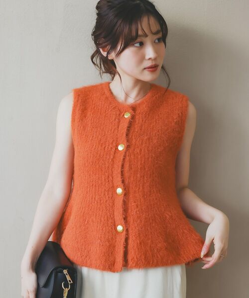 le.coeur blanc（ルクールブラン）の「《WEB限定アイテム》フェザーヤーンラメニットベスト（ベスト・レディース・サックスブルー/オレンジ/ブラック/アイボリー・38）」の4枚目の写真